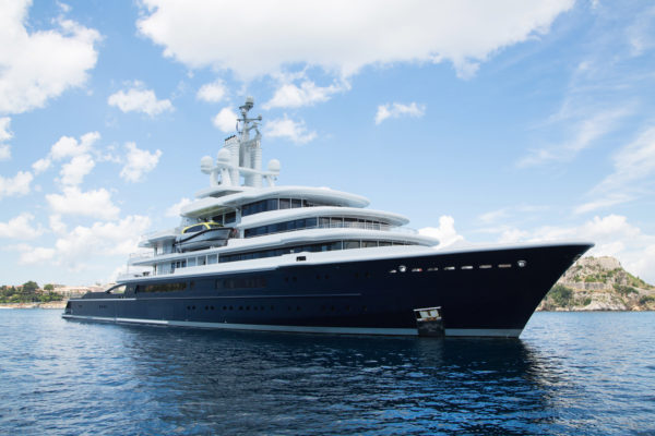 Luxus: Megagroße Yacht am Meer - Konzept Reichtum